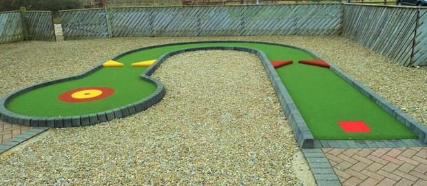 'U' shaped crazy golf hole in green