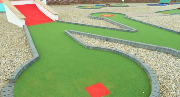 Zigzag mini golf design in green and red